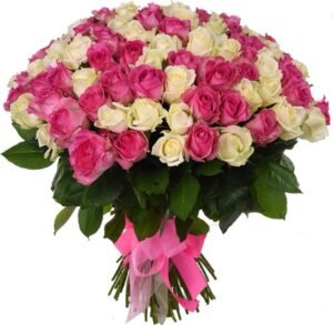 bouquet rond de roses roses et blanches avec feuillage vert .arrangement élégant